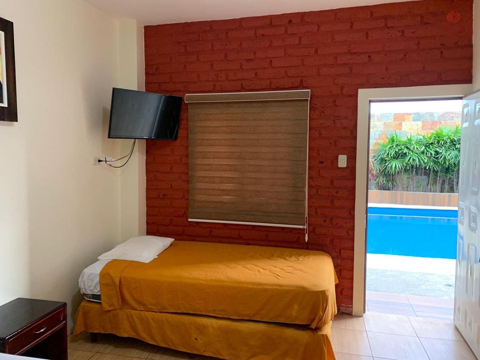 Hostal Las Velas Hotel Manta Bagian luar foto
