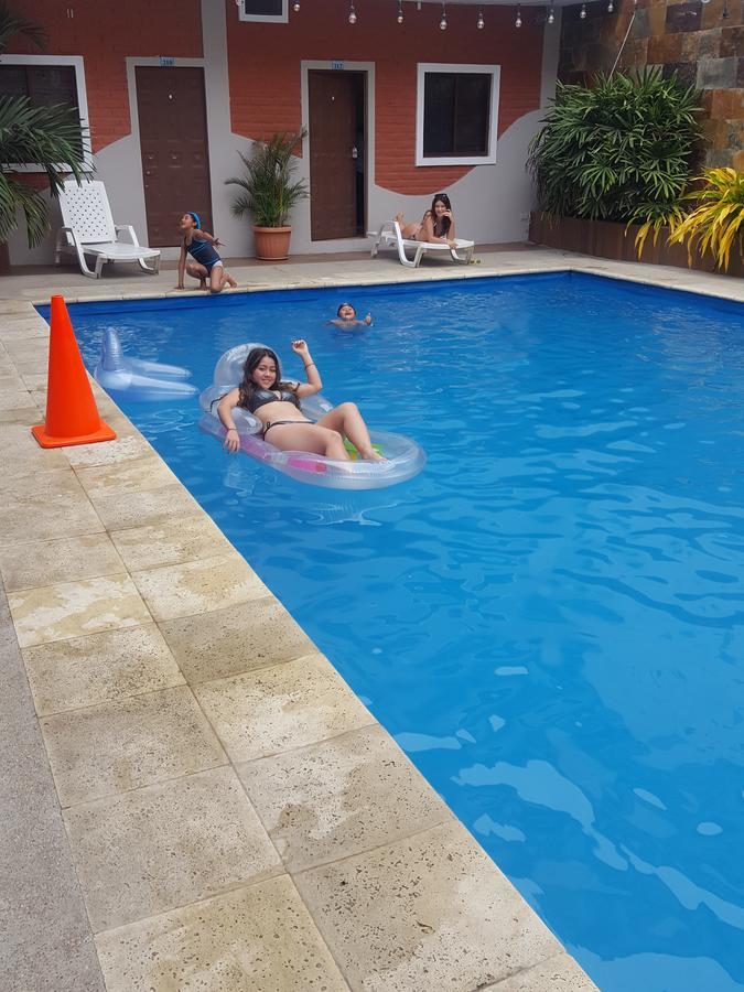 Hostal Las Velas Hotel Manta Bagian luar foto
