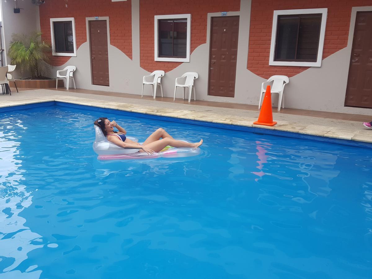 Hostal Las Velas Hotel Manta Bagian luar foto